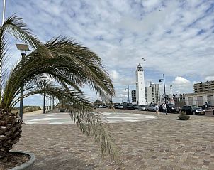 Promenade in Noordwijk nabij Vakantiehuis Tapuit 6, met iconische vuurtoren en gezellige sfeer.