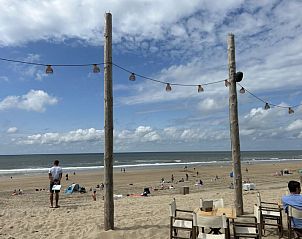 Zonnig strandterras bij Vakantiehuis Tapuit 6, Noordwijk, perfect voor ontspannen momenten aan zee.