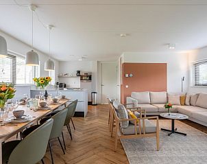 Ruime woonkamer in Vakantiehuis Pieper Luxe, Noordwijk, met moderne keuken en eetruimte aan de Noordzeekust