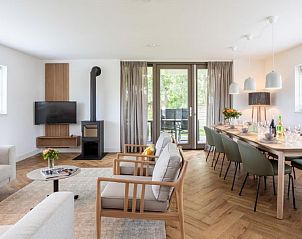 Stijlvolle woonkamer met houtkachel in Vakantiehuis Pieper Luxe, Noordwijk, nabij de Noordzeekust