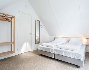 Lichte slaapkamer in Vakantiehuis Pieper Luxe, Noordwijk, met moderne inrichting aan de Noordzeekust