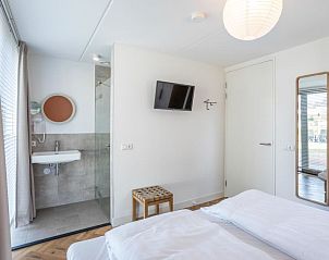 Slaapkamer met ensuite badkamer in Vakantiehuis Pieper Luxe, Noordwijk, aan de Noordzeekust