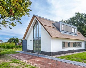 Vakantiehuis Pieper Luxe in Noordwijk, charmant exterieur met rieten dak aan de Noordzeekust