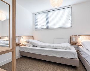 Slaapkamer met twee bedden in Vakantiehuis Pieper Luxe, Noordwijk, voor een ontspannen verblijf aan de Noordzeekust