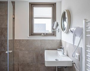 Badkamer in Vakantiehuis Pieper Luxe, Noordwijk, met moderne voorzieningen aan de Noordzeekust