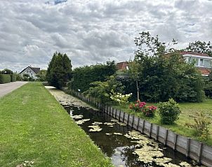 Pittoreske omgeving rond Vakantiehuis Pieper Luxe, Noordwijk, met kanaal en groene natuur