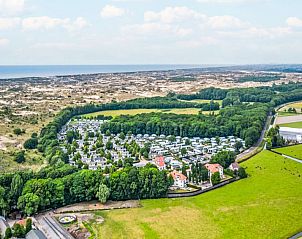 Luchtfoto van Vakantiehuis Comfort 5 personen in Noordwijk, omgeven door natuur en duinen, Noordzeekust.
