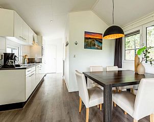 Moderne keuken en eetruimte in Vakantiehuis Comfort 5 personen, Noordwijk, Zuid-Holland.