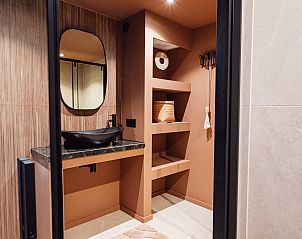 Stijlvolle keuken en eetruimte in vakantiehuis ZH474, Noordwijkerhout, Noordzeekust, Zuid-Holland, met moderne inrichting en natuurlijke lichtinval.