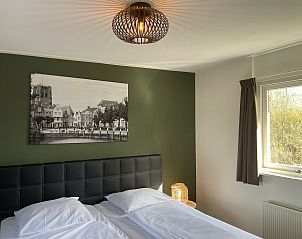 Lichte slaapkamer in Bungalow Goeree, Ouddorp. Ontspannen vakantiehuis op Goeree-Overflakkee, Zuid-Holland.