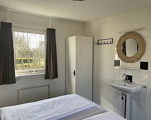 Stijlvolle badkamer in Bungalow Goeree, Ouddorp. Comfortabel vakantiehuis op Goeree-Overflakkee, Zuid-Holland.