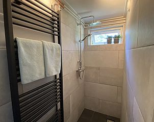 Moderne douche in Bungalow Goeree, Ouddorp. Luxe vakantiehuis op Goeree-Overflakkee, Zuid-Holland.