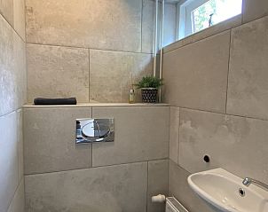 Compact toilet in Bungalow Goeree, Ouddorp. Praktisch vakantiehuis op Goeree-Overflakkee, Zuid-Holland.