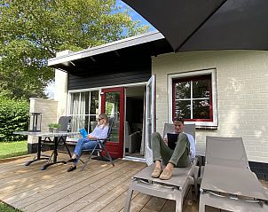 Ruim terras bij Bungalow Goeree, Ouddorp. Genieten van de natuur op Goeree-Overflakkee, Zuid-Holland.