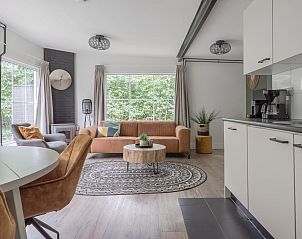 Open keuken en woonkamer in Bungalow Goeree, Ouddorp. Gezellig vakantiehuis op Goeree-Overflakkee, Zuid-Holland.