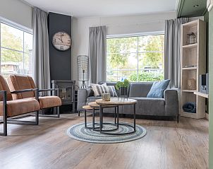 Bright living room of Bungalow Brouwersdam in Ouddorp, with comfortable chairs and a beautiful view of the nature of Goeree-Overflakkee.