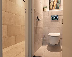 Modern toilet in Bungalow Brouwersdam, Ouddorp, with stylish finish and practical layout in Goeree-Overflakkee, South Holland.