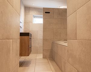 Luxury bathroom in Bungalow Brouwersdam, Ouddorp, with spacious shower and modern amenities in Goeree-Overflakkee, South Holland.