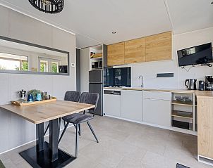 Modern kitchen of Mobil home Beachhome in Ouddorp, fully equipped for a comfortable stay in South Holland.