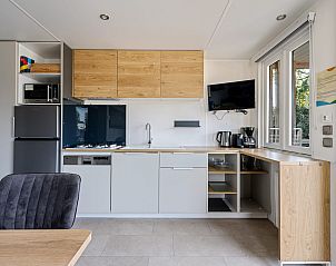 Kitchen layout of Mobil home Beachhome in Ouddorp, with all the necessary amenities for a pleasant stay in South Holland.