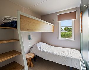Children's room in Mobil home Beachhome in Ouddorp, with bunk beds for a cozy stay in Goeree-Overflakkee, South Holland.