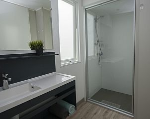 Bathroom of Mobil home Beachhome in Ouddorp, equipped with modern facilities for a comfortable stay in South Holland.