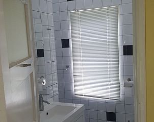 Modern bathroom in Holiday home in Oostvoorne, with clean finish and lots of light.