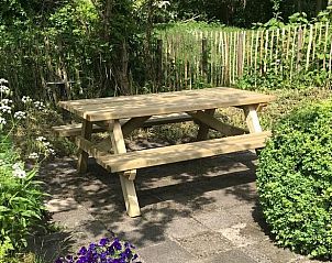 Cozy picnic spot at cottage in Oostvoorne, ideal for summer days.