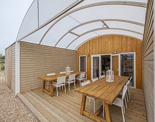 Overdekte veranda van Vakantiehuis De Duinpan 12 in Hellevoetsluis, perfect voor buiten dineren in Voorne Putten, Zuid-Holland.