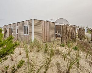 Exterieur van Vakantiehuis De Duinpan 12 omgeven door duinen in Hellevoetsluis, een serene vakantieplek in Zuid-Holland.