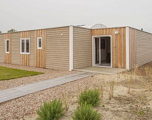 Ingang van Vakantiehuis De Duinpan 12 met moderne houten afwerking in Hellevoetsluis, een uitnodigend verblijf in Zuid-Holland.