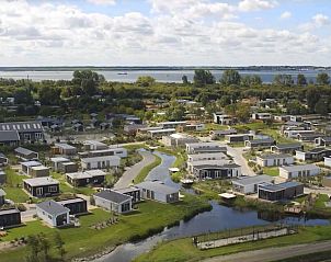 Luchtfoto van vakantiepark met Vakantiehuis De Duinpan 12 in Hellevoetsluis, omringd door natuur en water in Zuid-Holland.