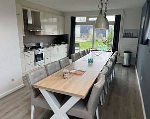 Ruime eetkamer en keuken in Vakantiehuis Groepsaccommodatie 12, Hellevoetsluis, perfect voor groepsmaaltijden in Zuid-Holland.
