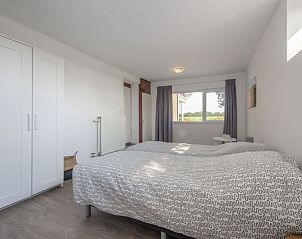 Lichte slaapkamer in Vakantiehuis Groepsaccommodatie 12, Hellevoetsluis, met uitzicht op de natuur van Voorne Putten/Hoekse Waard.
