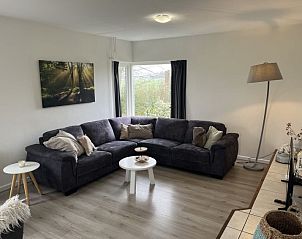 Comfortabele zithoek in Vakantiehuis Groepsaccommodatie 12, Hellevoetsluis, ideaal voor ontspanning en samenzijn.