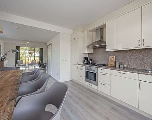 Moderne keuken in Vakantiehuis Groepsaccommodatie 12, Hellevoetsluis, met alle voorzieningen voor een comfortabel verblijf.