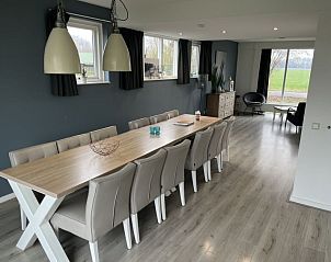 Grote eetkamer in Vakantiehuis Groepsaccommodatie 12, Hellevoetsluis, geschikt voor groepsdiners en gezellige avonden.