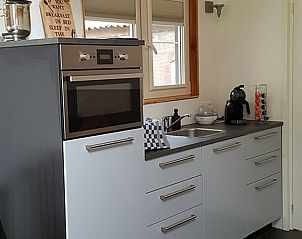 Moderne keuken van Vakantiehuisje in Zuidland, Voorne Putten, Zuid-Holland.
