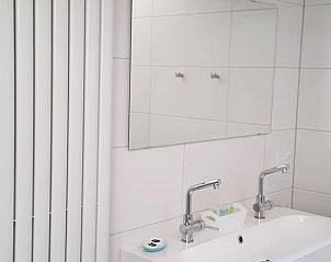 Stijlvolle badkamer in Vakantiehuisje in Zuidland, Voorne Putten, Zuid-Holland.