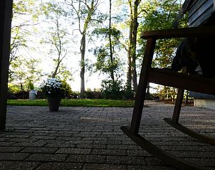 Rustgevende veranda bij Vakantiehuisje in Zuidland, Voorne Putten, Zuid-Holland.