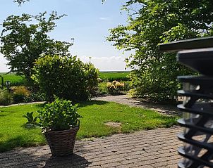 Groene tuin bij Vakantiehuisje in Zuidland, Voorne Putten, Zuid-Holland.