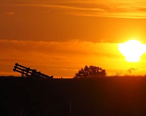 Romantische zonsondergang bij Vakantiehuisje in Zuidland, Voorne Putten, Zuid-Holland.