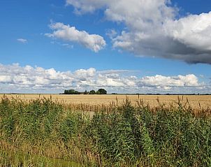 Uitgestrekt landschap rondom Vakantiehuisje in Zuidland, Voorne Putten, Zuid-Holland.