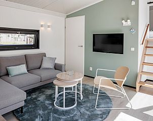 Gezellige woonkamer van Meadow Kids 6 vakantiehuis in Zwartewaal, Voorne Putten met moderne inrichting en comfortabele zithoek.