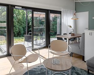 Moderne binnenruimte van Meadow Kids 6 vakantiehuis in Zwartewaal, met uitzicht op terras en groene omgeving in Zuid-Holland.