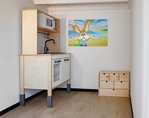 Binnenruimte van vakantiehuis Meadow Kids 6 in Zwartewaal, Zuid-Holland met een speelse keuken en vrolijke decoratie.
