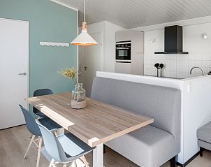 Moderne eetruimte in Meadow Kids 6 vakantiehuis, Zwartewaal, Voorne Putten. Stijlvol interieur met keuken en zitgedeelte in Zuid-Holland.