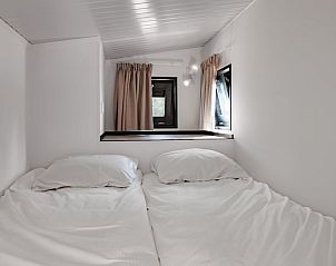 Gezellige slaapkamer in Meadow Kids 6, vakantiehuis in Zwartewaal, Voorne Putten. Comfortabele bedden en natuurlijke lichtinval in Zuid-Holland.