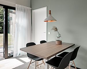 Moderne keuken in vakantiehuis Meadow 4, Zwartewaal, Voorne Putten, Zuid-Holland. Stijlvolle inrichting met comfortabele zitruimte.