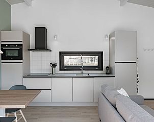 Moderne keuken in Meadow 4 vakantiehuis, Zwartewaal, Voorne Putten, Zuid-Holland. Strak design met uitzicht op de tuin.